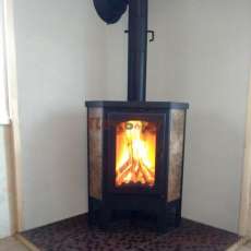 Недорогая печь-камин Бавария Эко угловая с плитой одна конфорка фото в интерьере в Мозыре
