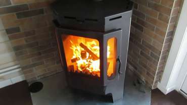 Печь-камин Бавария призматик пристенно-угловой фото в интерьере в Мозыре