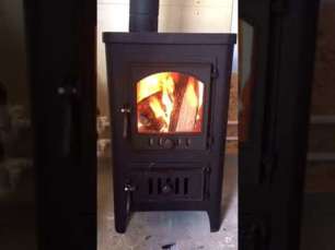 Чугунный недорогой камин со стеклом Бавария Оптима Чугун с плитой фото в интерьере в Мозыре