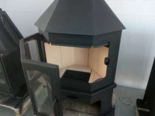 Стальной камин Бавария Мюнхен со стеклом угловой чёрный (без перемычки) фото купить в Мозыре