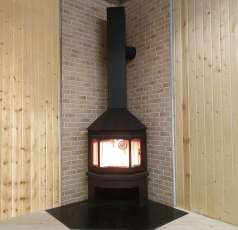 Стальной камин Бавария Мюнхен угловой чёрный (без перемычки) фото в интерьере в Мозыре