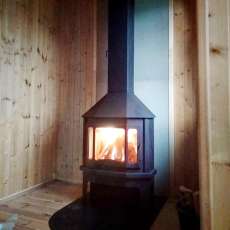 Стальной камин со стеклом Мюнхен угловой чёрный фото в интерьере в Мозыре