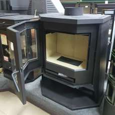 Стальной камин с шамотом Бавария панорама призма с плитой в интерьере фото в Мозыре