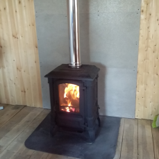 Печь-камин чугунный FireWay Bruno в интерьере чёрный Амазонка бай фото в Мозыре