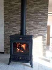 Печь-камин чугунный Invicta Altea в интерьере Амазонка бай фото в Мозыре